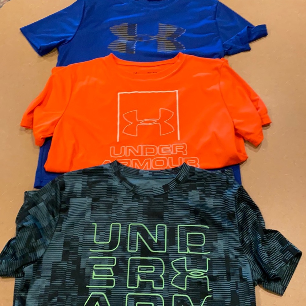Under armour boys shirts Large